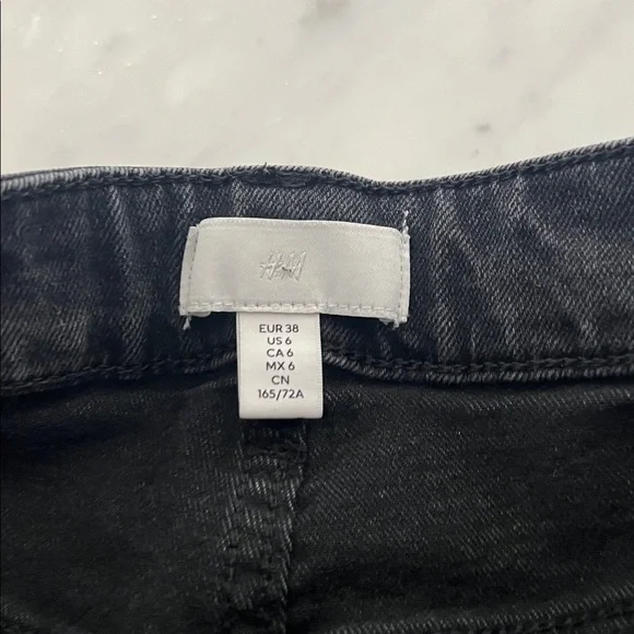 H&M Black High-Rise Raw Hem Denim Shorts! Worn 1/2 times only - Picture 2 of 3